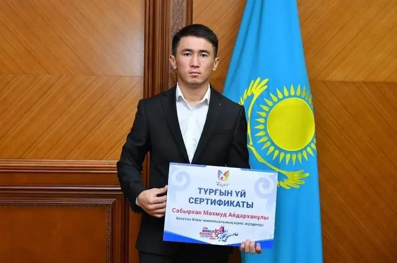 Бокс бўйича Жаҳон чемпионати кумуш медали совриндорига хонадон берилди