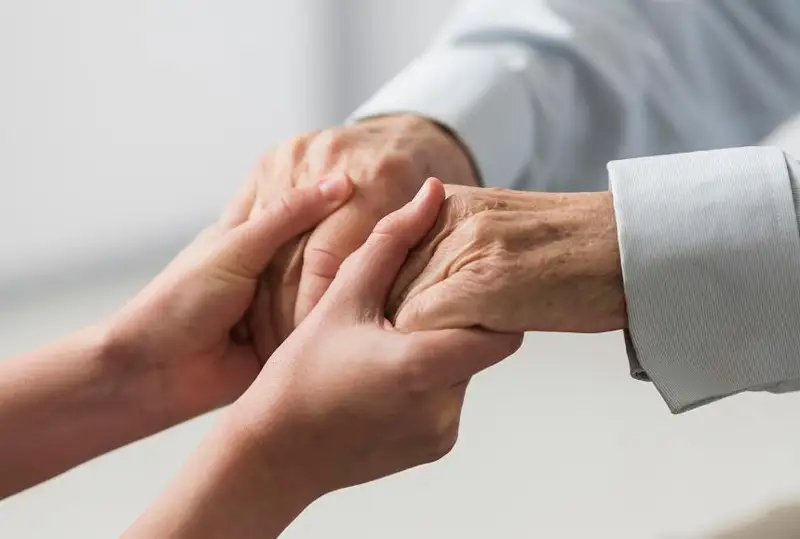 Когда повысят зарплату социальным работникам в Казахстане