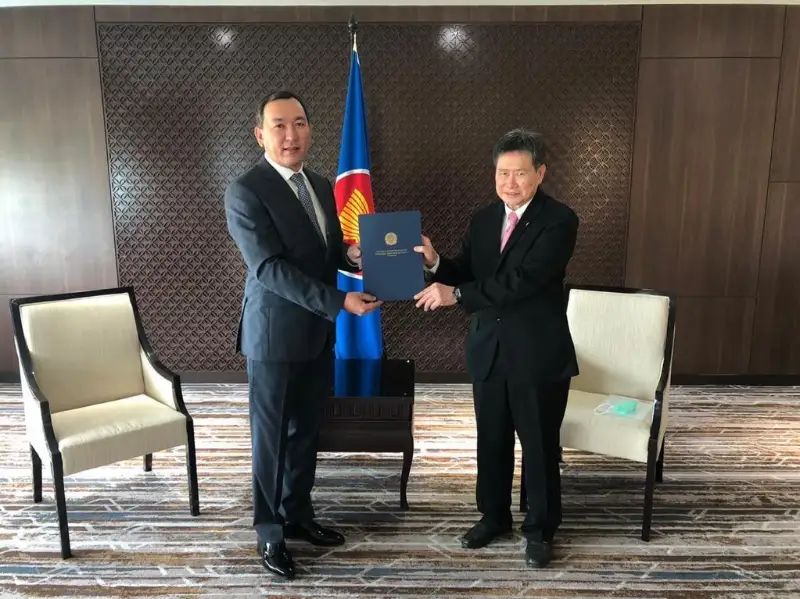 哈萨克斯坦大使向东南亚国家联盟秘书长递交国书