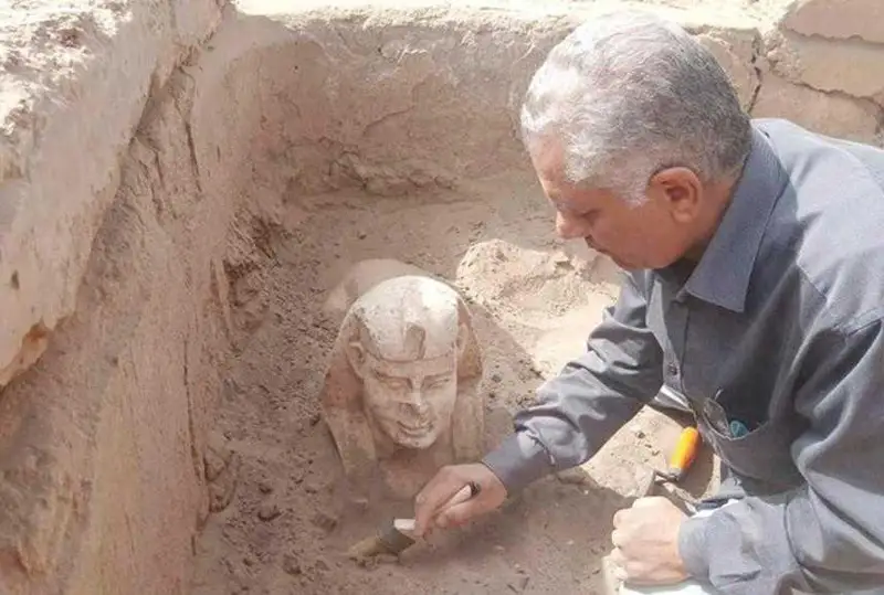 Мисрда юзи кулиб турган ва ёноқларида чуқурчалар бор сфинкс ҳайкали топилди