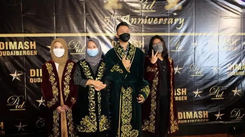 Димаш Қудайбергеннинг хорижлик мухлислари қозоқ тилини ўрганишди