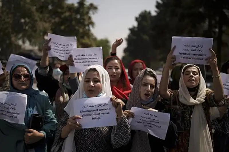 Aфғонистонда қизларнинг мактабга қайтишига рухсат берувчи қонун тайёрланмоқда