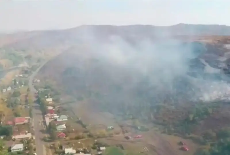 Пожарные ВКО ведут борьбу с огнем вблизи села Каменный карьер