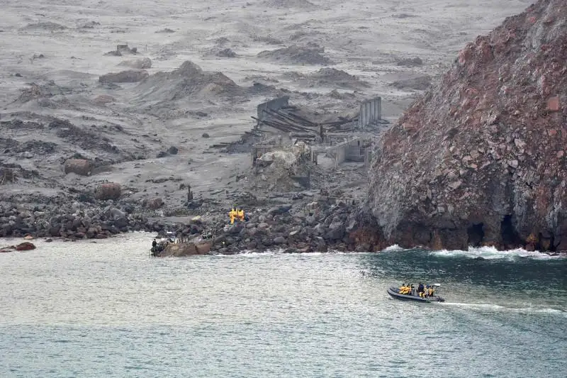 新西兰火山喷发14人死：确认遇难者身份 搜寻2名失踪者