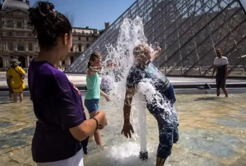 Францияда кондиционер ишлаб турган жойларда эшикни ёпиб юриш мажбурий бўлади