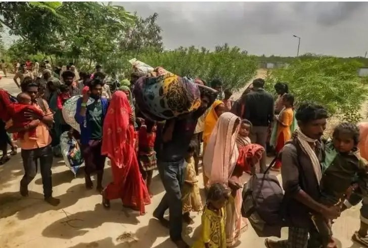 ءۇندىستان مەن پاكىستاندا قۋاتتى تسيكلون قارساڭىندا 100 مىڭنان استام ادام ەۆاكۋاتسيالاندى