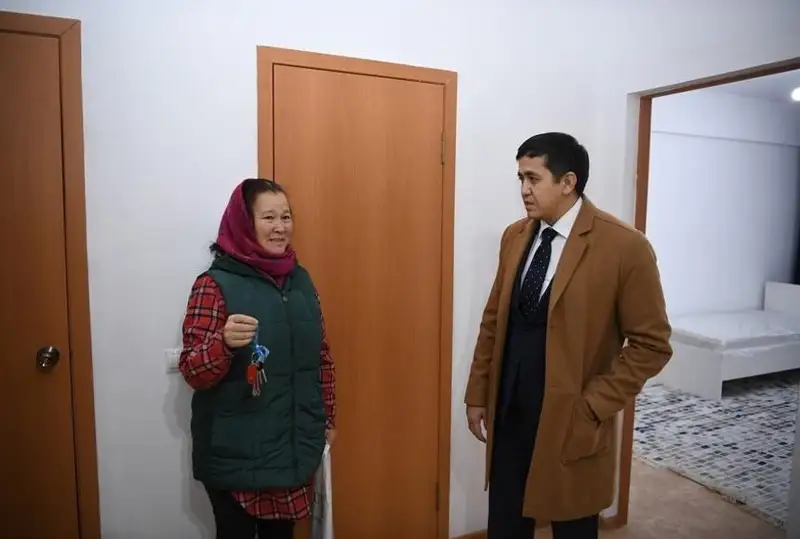 Oralda tok soǵyp, eki qolynan aıyrylǵan balanyń ata-anasyna páter berildi