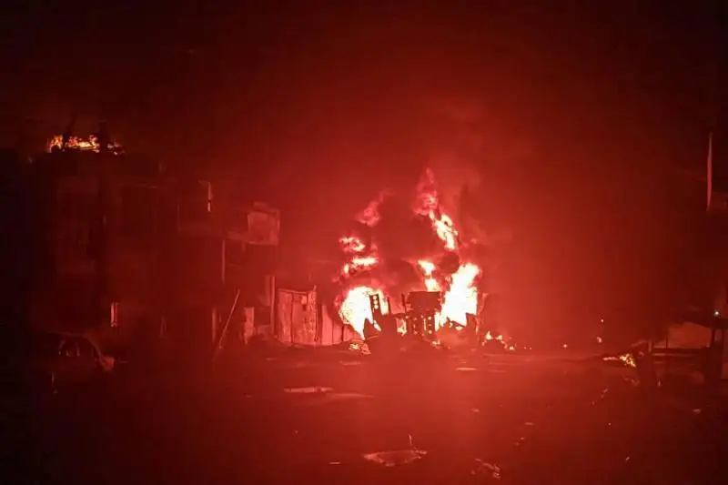 海地发生油罐车爆炸事件40余人死亡
