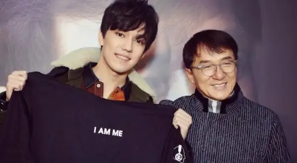 ديماش قۇدايبەرگەننىڭ ەسىمى الەمگە تانىمال دجەكي چان كىتابىنىڭ مۇقاباسىندا پايدا بولدى