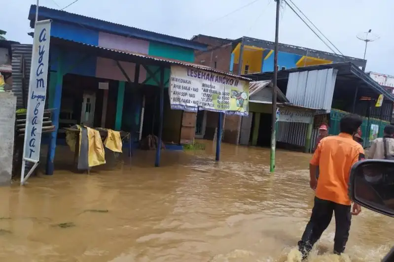 Индонезиядаги сув тошқини: 55 киши ҳалок бўлди, 40 киши бедарак йўқолди