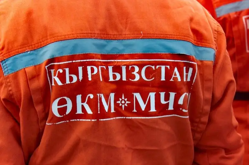 Бишкек-Ўш йўлида автомобиль баландлиги 60 метр бўлган жарликдан дарёга қулаб тушди ва уч киши ҳалок бўлди