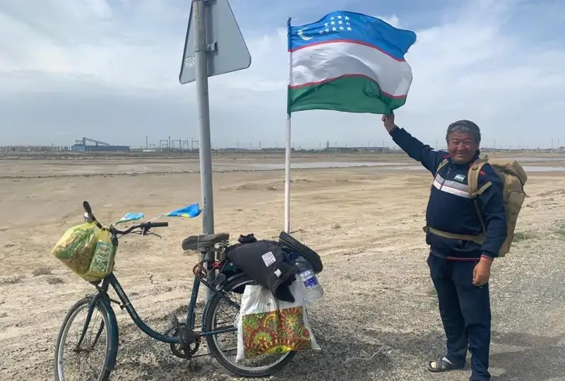Велосипедда ҳажга кетаётган ўзбекистонлик Қозоғистон полиция ходимларига миннатдорчилик билдирди