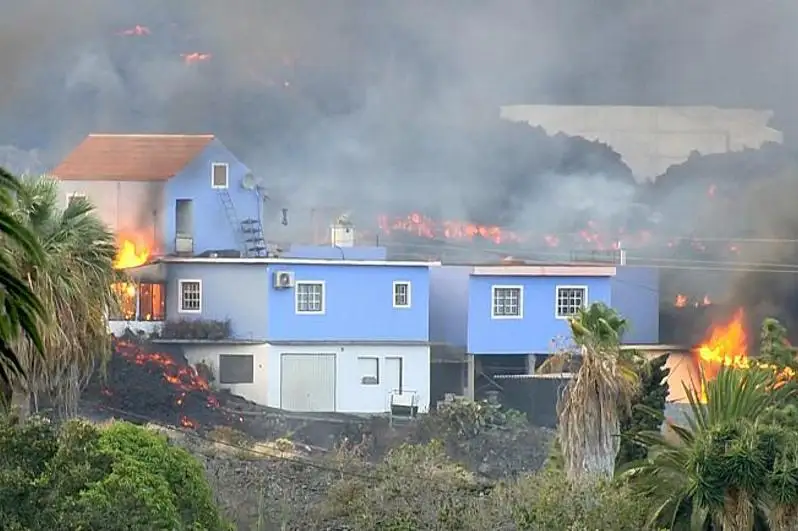 Канар оролларида роппа-роса бир ойдан бери  вулқон отилмоқда