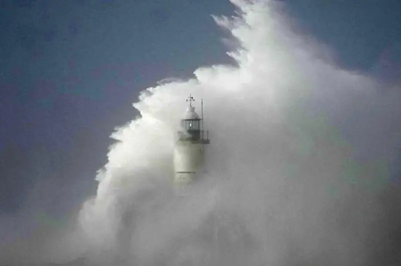 Амстердам яқинида «Юнис» довули оқибатида уч киши ҳалок бўлди