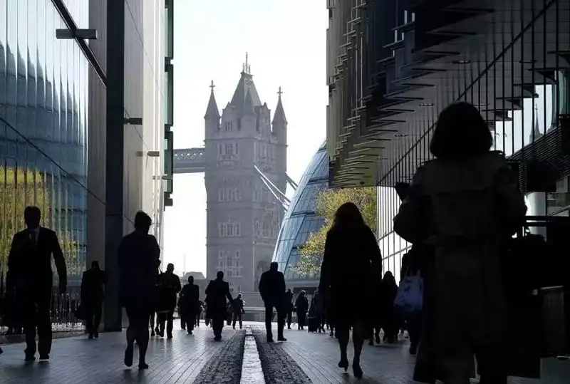 Британиялик полиция зобити серияли зўрловчи бўлиб чиқди