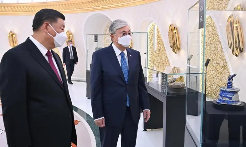 قازاقستان مەن قىتاي پرەزيدەنتتەرى «قازاقستان - قىتاي: مىڭجىلدىق ديالوگ» اتتى كورمەنى تاماشالادى