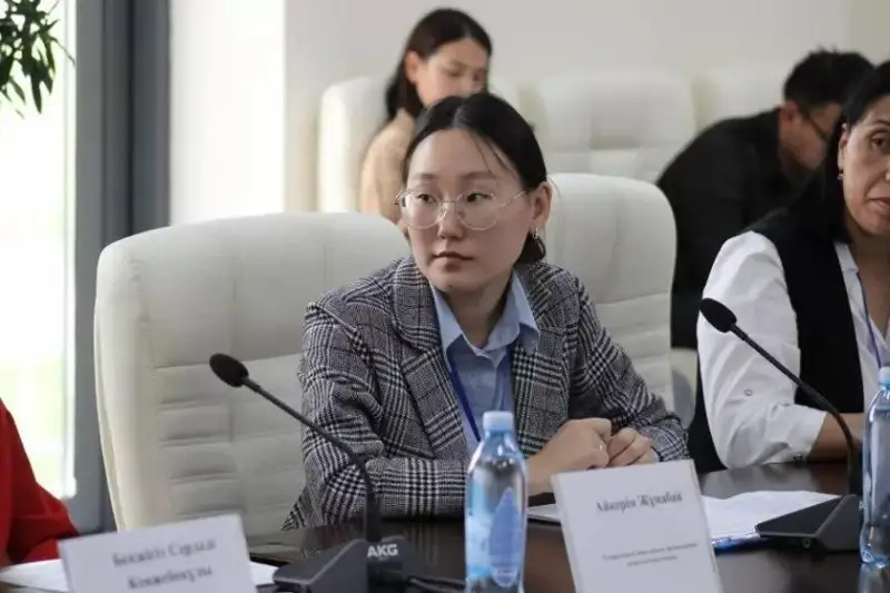 قالىڭ مال بىزدە دە بار: تۇركىستاندا قازاق تىلىنە سۋداي ساحا قىزى تۇرادى