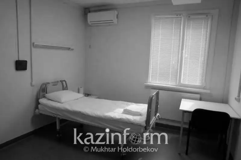 ەسىكتەگى اتىس: وق تيگەن ەكى ادامنىڭ ءبىرى اۋرۋحانادا جان تاپسىردى