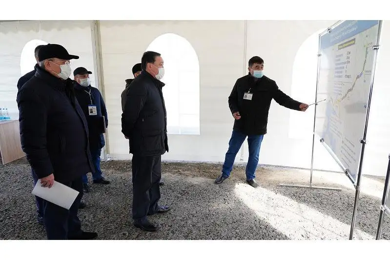 政府总理视察西部地区道路建设项目