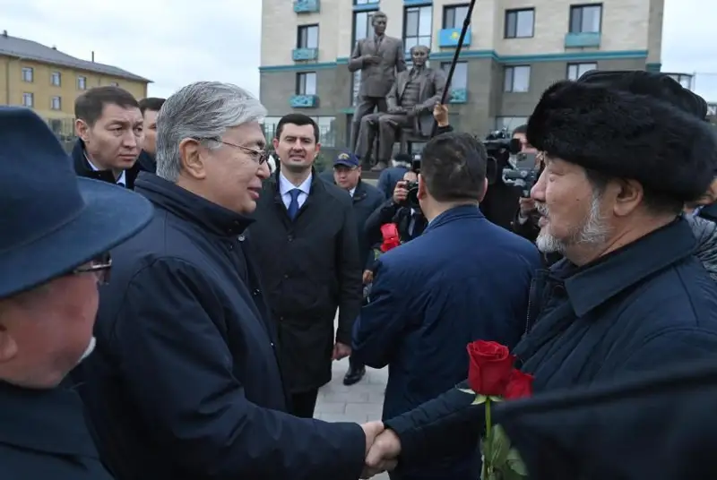 Президент Семейдаги ёдгорлик ҳақида: Бу устоз ва шогирд, ака ва ука ўртасидаги маънавий бирлик рамзи