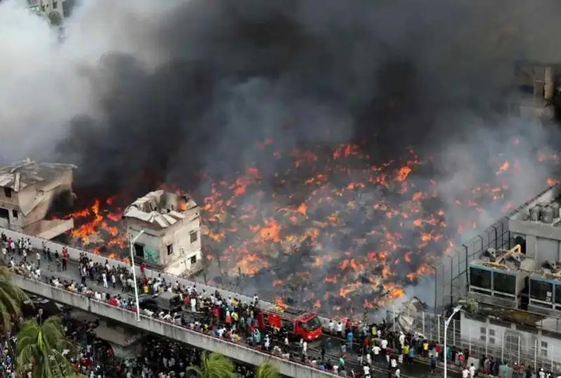 Бангладешдаги кийим-кечак бозори ёниб кетди