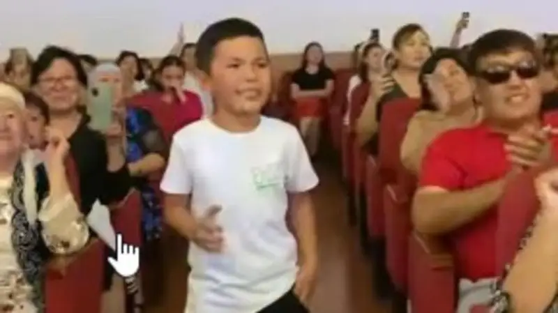 شىداي الماي ساحناعا شىعىپ كەتتى: پاتريوتتىق ءاندى جان- تانىمەن بەرىلە ايتقان بالاقاي