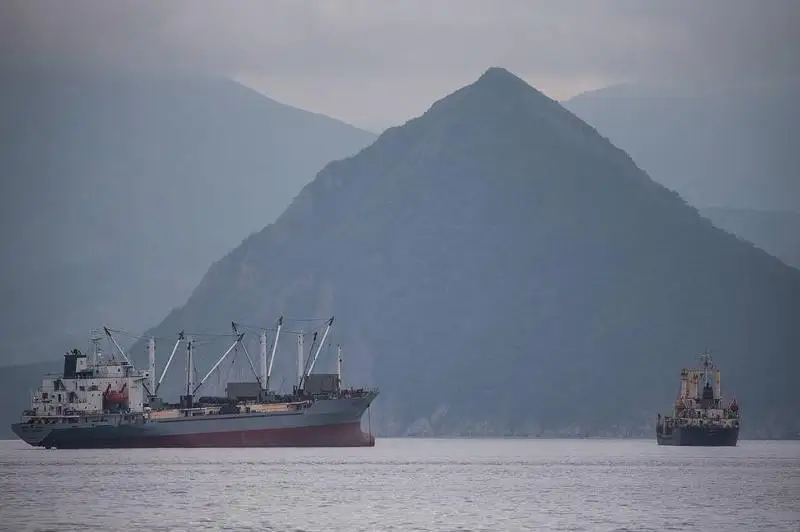 Приморск ўлкаси қирғоқларида 100 метрлик контейнер кемаси ярмидан бўлиниб кетди