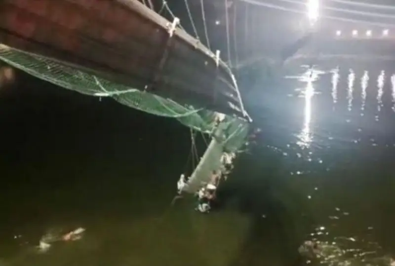 Ҳиндистонда кўприкнинг қулаши оқибатида ҳалок бўлганлар сони 141 нафарга етди