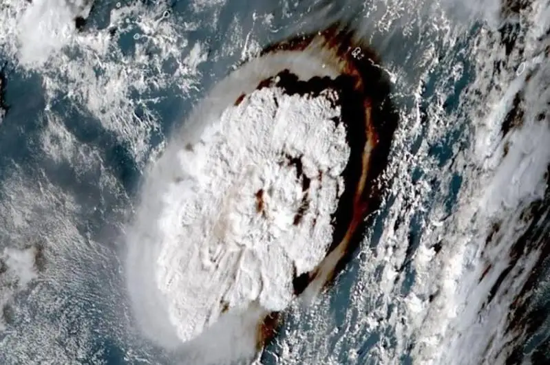 Японияда вулқон отилиши Тинч океанида цунамига сабаб бўлди