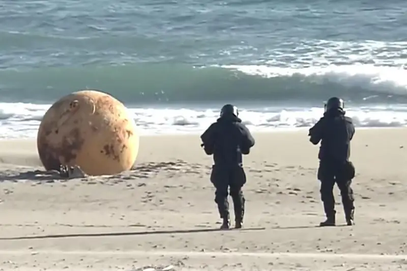 Япония қирғоғида сирли шар топилди