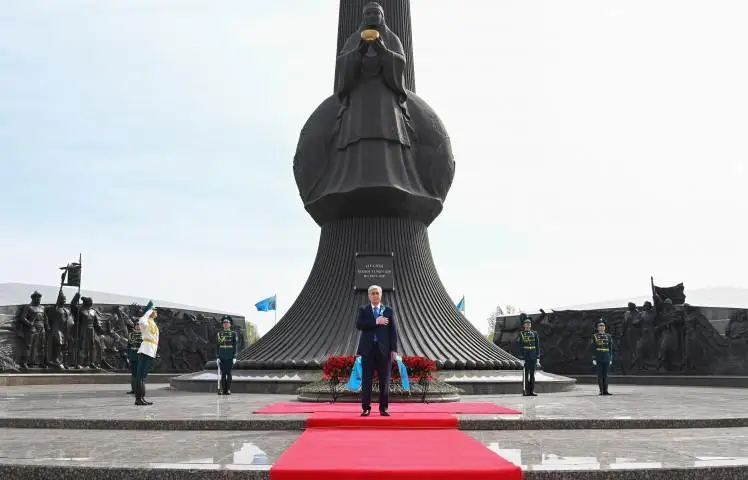 总统向祖国母亲纪念碑敬献花圈