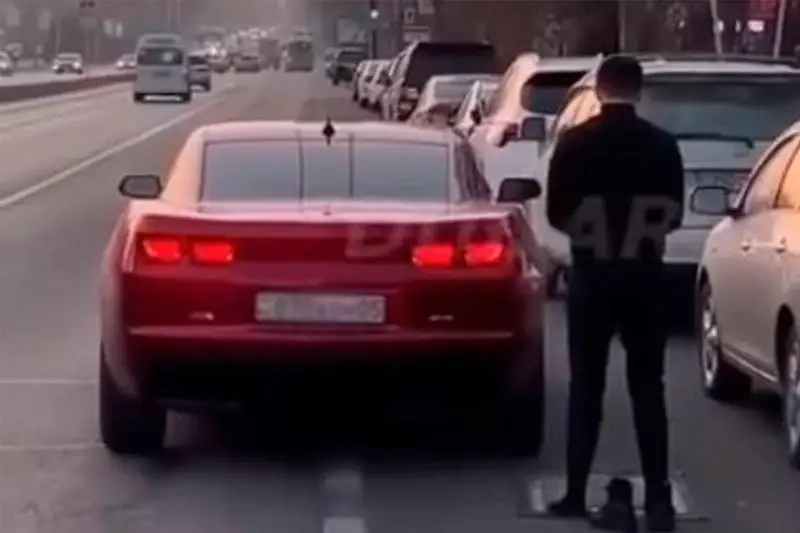 Polıtsııa Almatyda jol boıynda namaz oqyǵan azamattyń áreketine qatysty pikir bildirdi