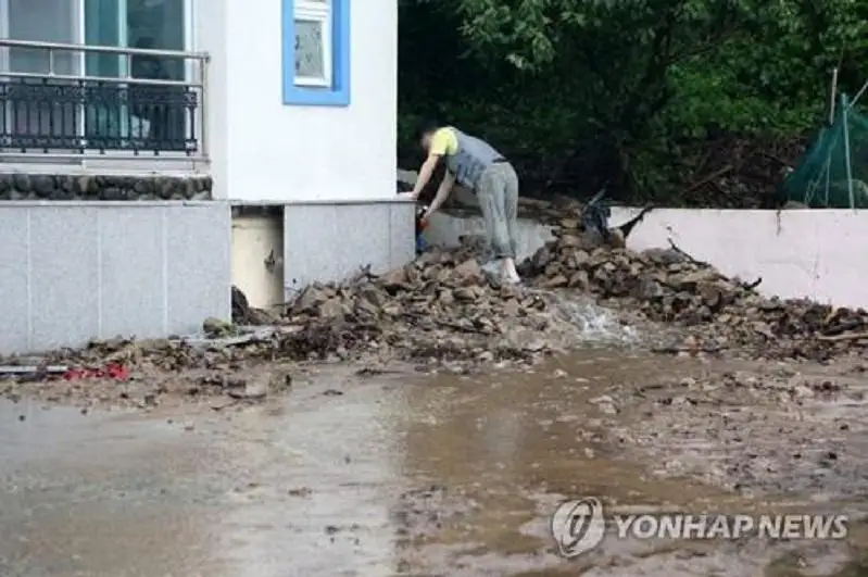 台风“奥麦斯”致韩国多地出现强降雨