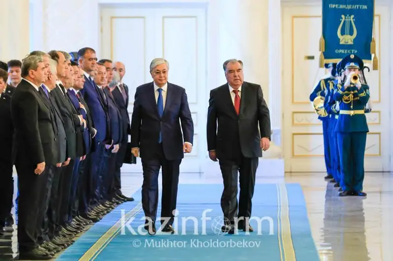 Давлат раҳбари Тожикистон Президентини Ақордада кутиб олди