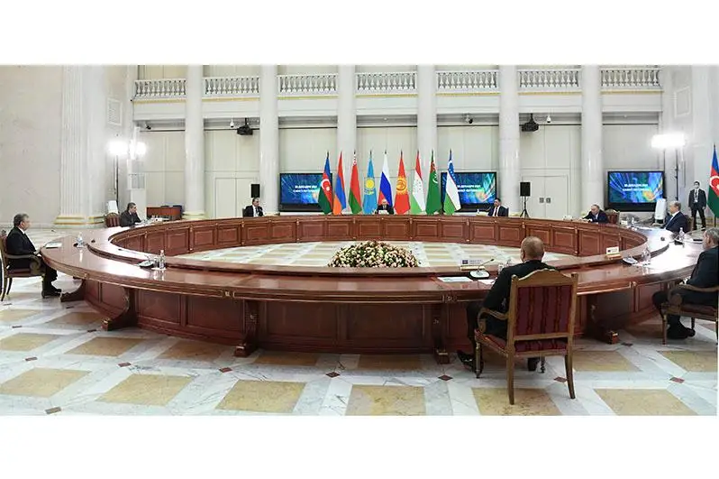 Nursultan Nazarbaev TMD-ǵa múshe memleketter kóshbasshylarynyń beıresmı kezdesýine qatysty