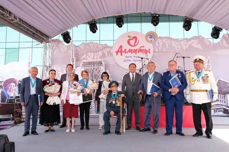 مەرۋەرت وتەكەشوۆا، التىنبەك قورازبايەۆ، اسىلى وسمانعا الماتىنىڭ قۇرمەتتى ازاماتى اتاعى بەرىلدى