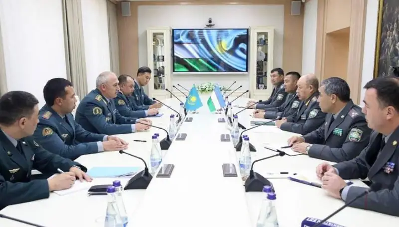 哈乌国防部长在塔什干举行会晤