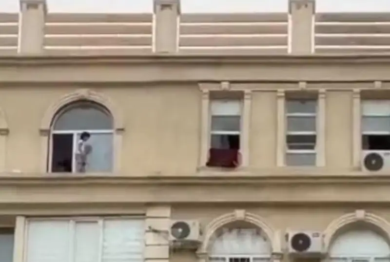 Дети бегали по карнизу 10-этажного дома в Актау