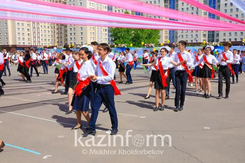 Бугун Қозоғистонда 3,6 млн ўқувчи учун сўнгги қўнғироқ чалинди