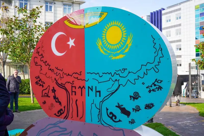 Túrkııanyń tórinde «Qazaq-túrik baýyrlastyǵy» eskertkishi ornatyldy
