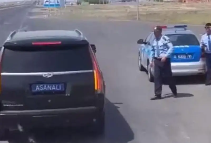 Qyzylorda polıtseıleri Asanáli Áshimovtiń kóligine qatysty vıdeony túsindirdi