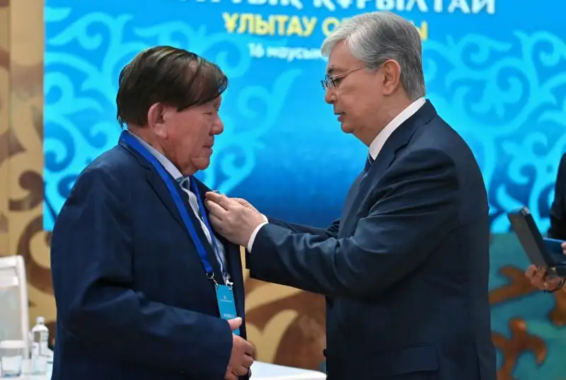 Ұлттық құрылтайда Мұхтар Шахановқа Қазақстанның Еңбек Ері атағы берілді