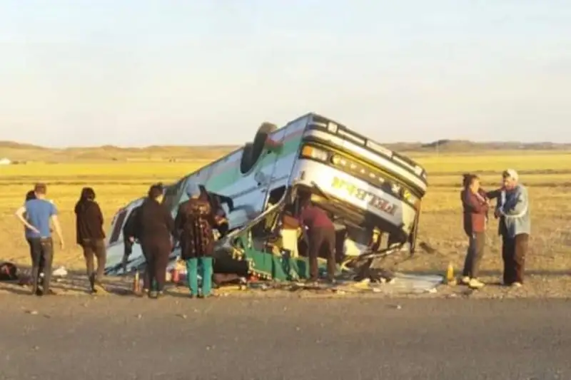 Автобус с 13 пассажирами перевернулся в Абайской области