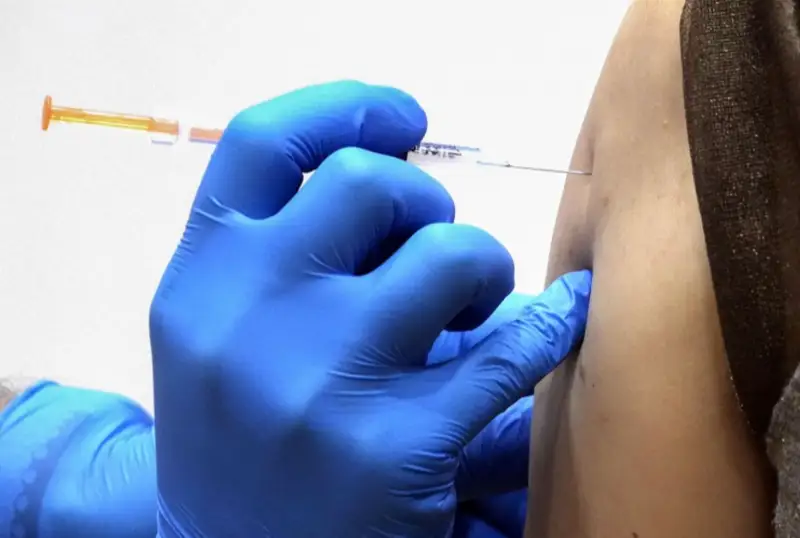 Японияда КВИга қарши эмлалашдан вафот этган аёлнинг оиласига 324 минг доллар  берилди