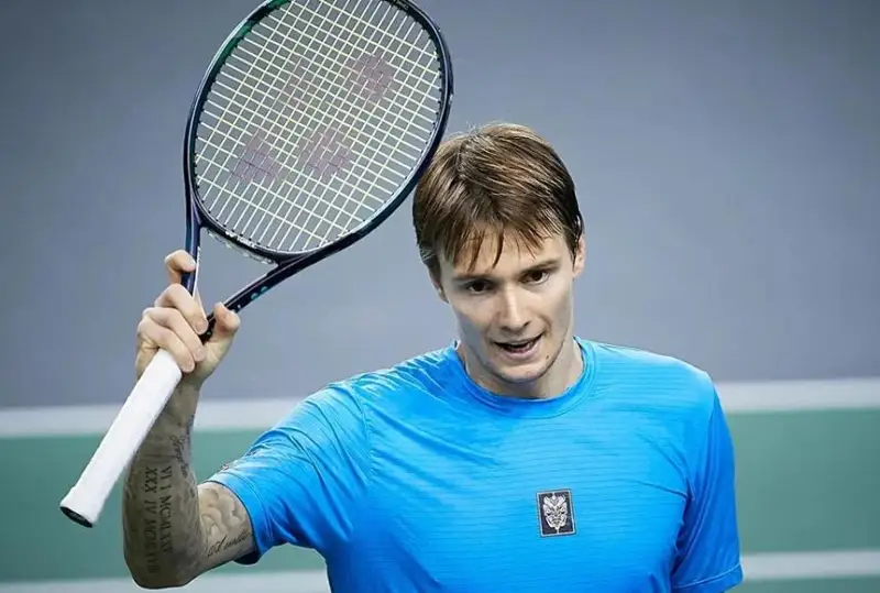 Лучший теннисист Казахстана вырвал победу на старте турнира во Франции