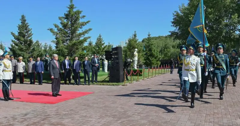 Қасим-Жомарт Тоқаев Давлат байроғини кўтариш маросимида иштирок этди