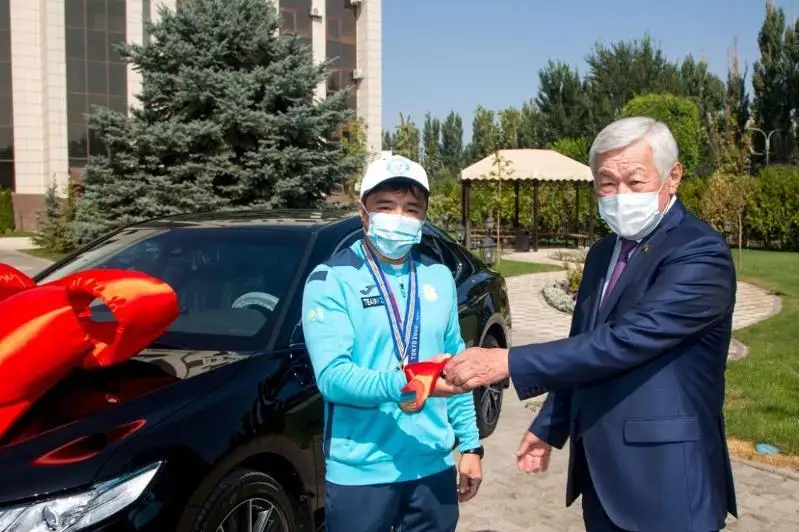 Токио Олимпиадаси совриндорига янги машина совға қилинди