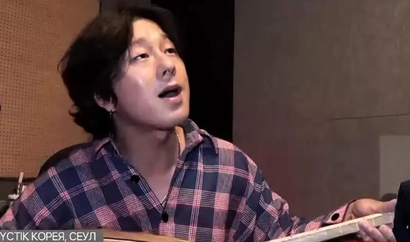 كورەيالىق جىگىت قازاق اندەرىن ورىنداپ ءجۇر - ۆيدەو