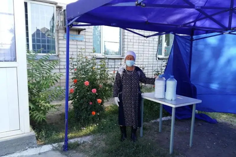 Кўп фарзандли онахон ҳар куни беморларга 10-15 литр бепул қимиз олиб келади