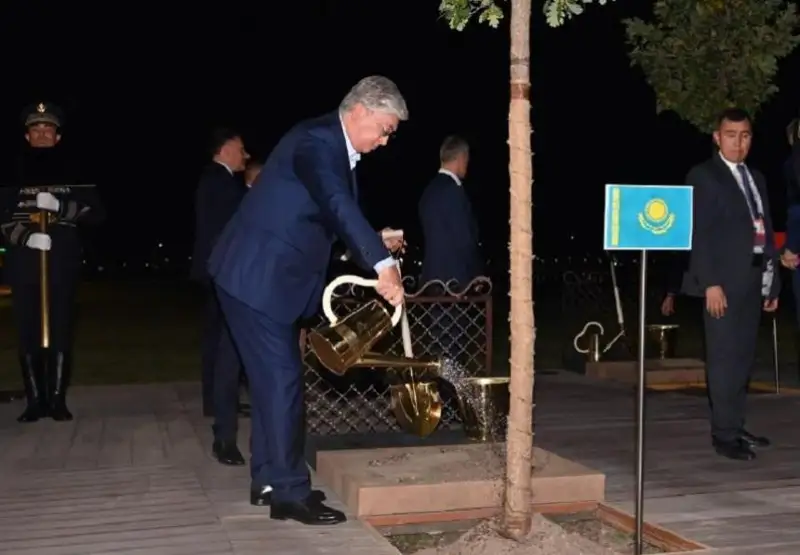 Қозоғистон Президенти ШҲТга аъзо давлатлар раҳбарлари билан биргаликда дарахт кўчати ўтқазди